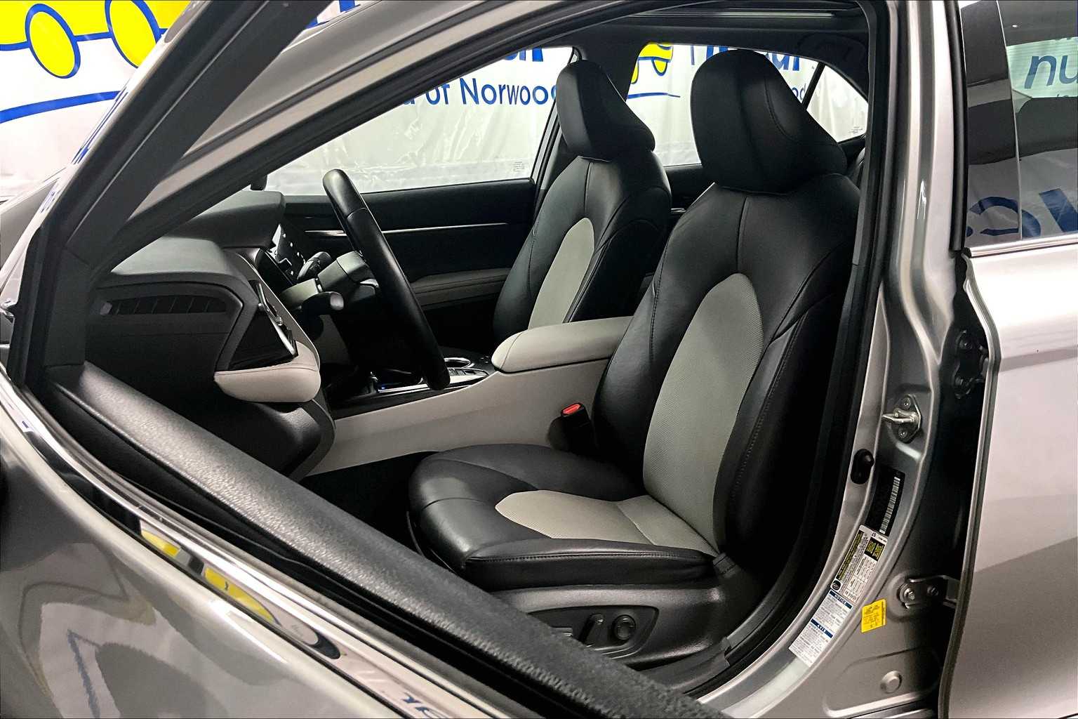 2020 Toyota Camry XLE - Photo 10