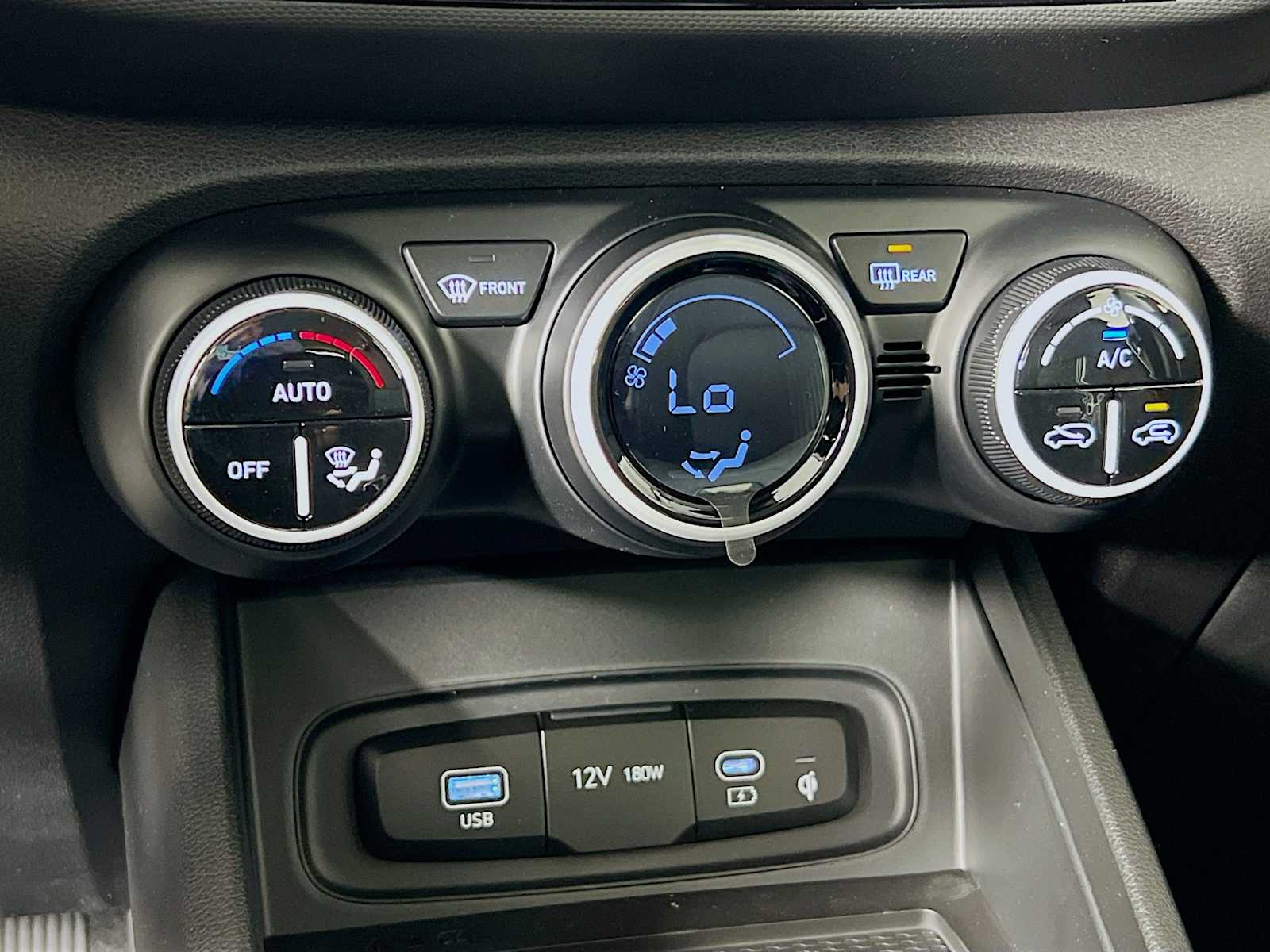 2025 Hyundai Venue Limited - Photo 11