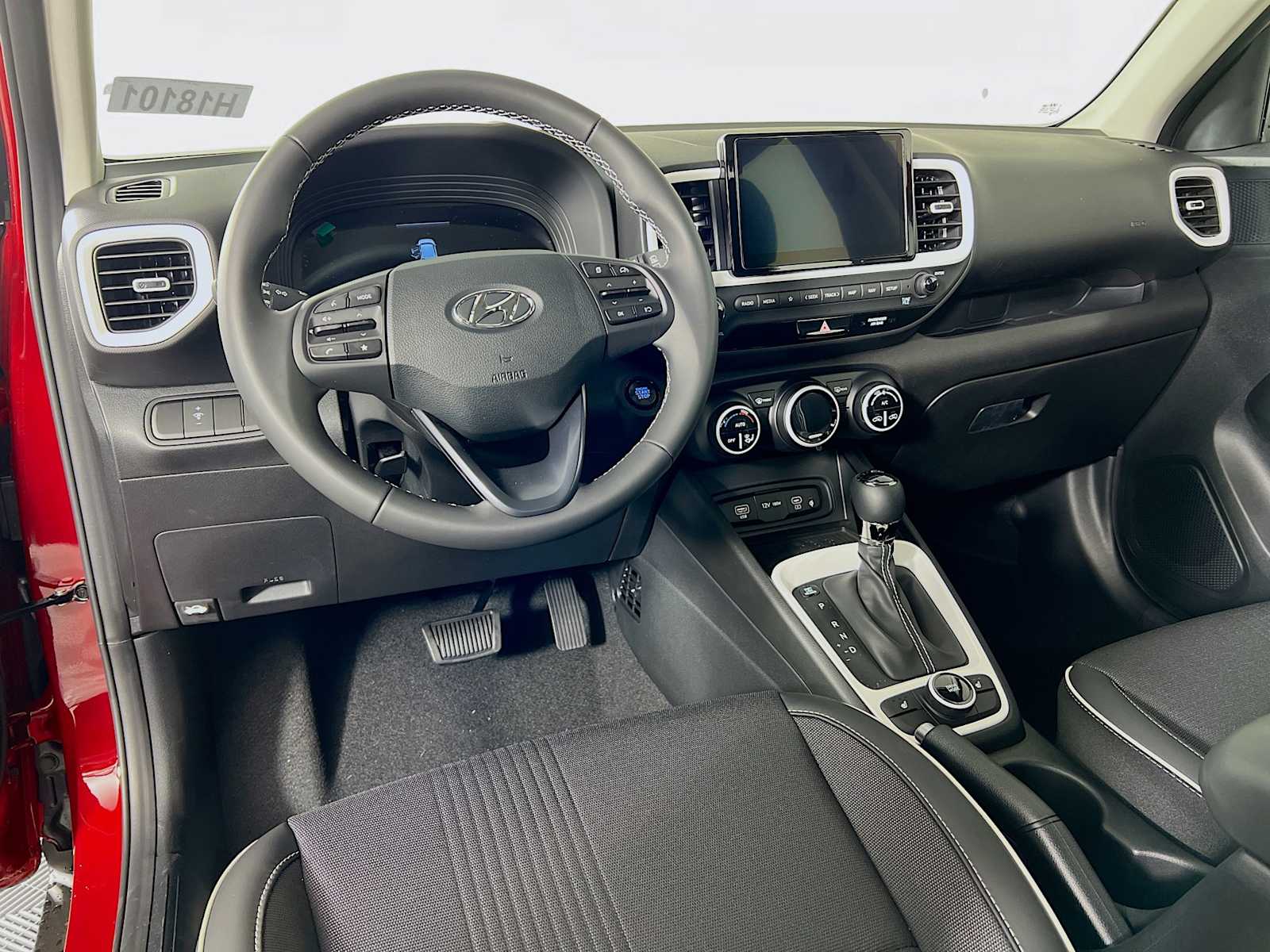 2025 Hyundai Venue Limited - Photo 6