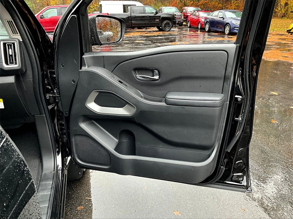 2025 Nissan Frontier SV - Photo 12