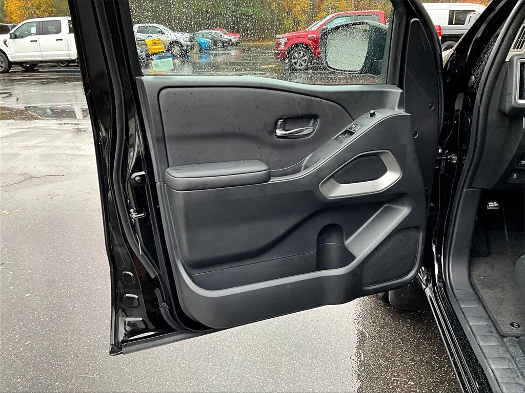 2025 Nissan Frontier SV - Photo 9