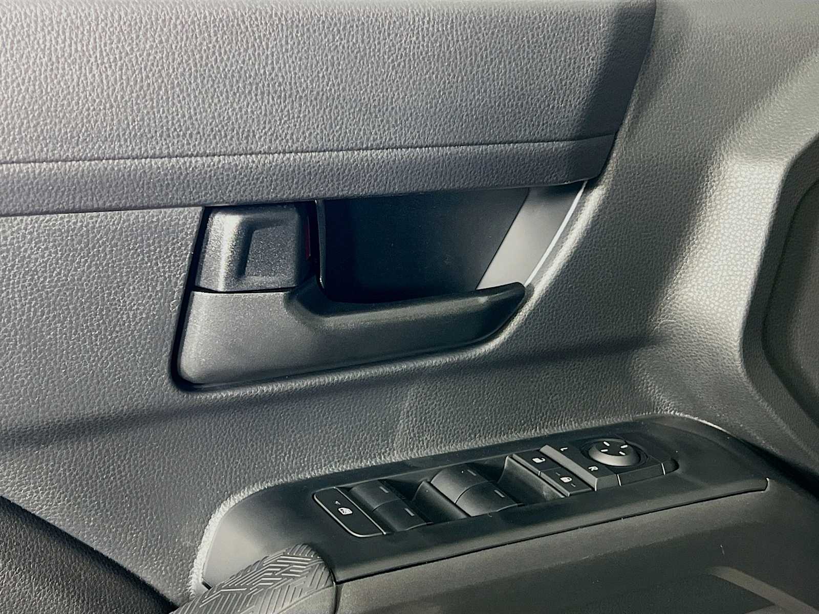 2025 Toyota Tacoma SR5 - Photo 15