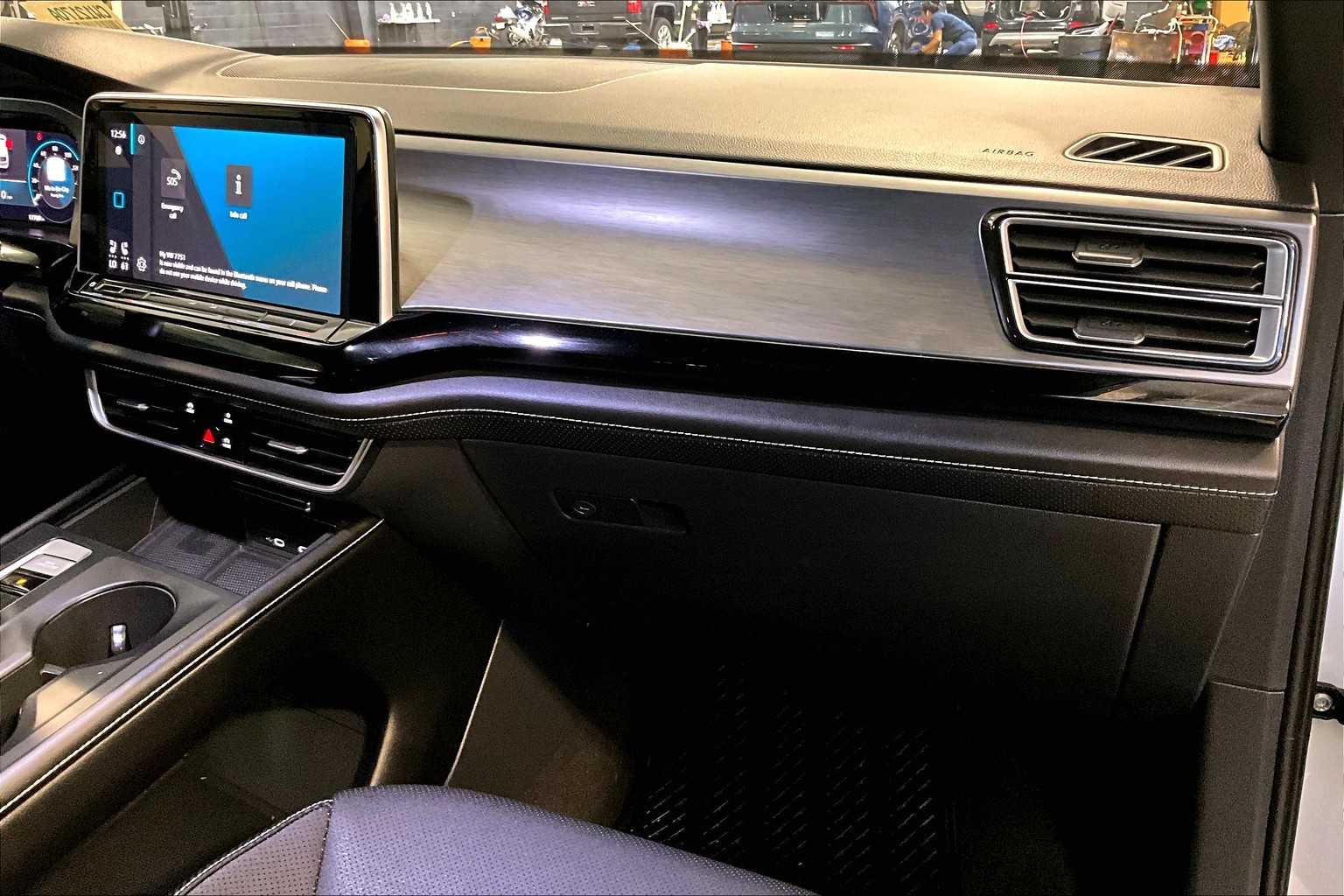 2024 Volkswagen Atlas Cross Sport 2.0T SE - Photo 13