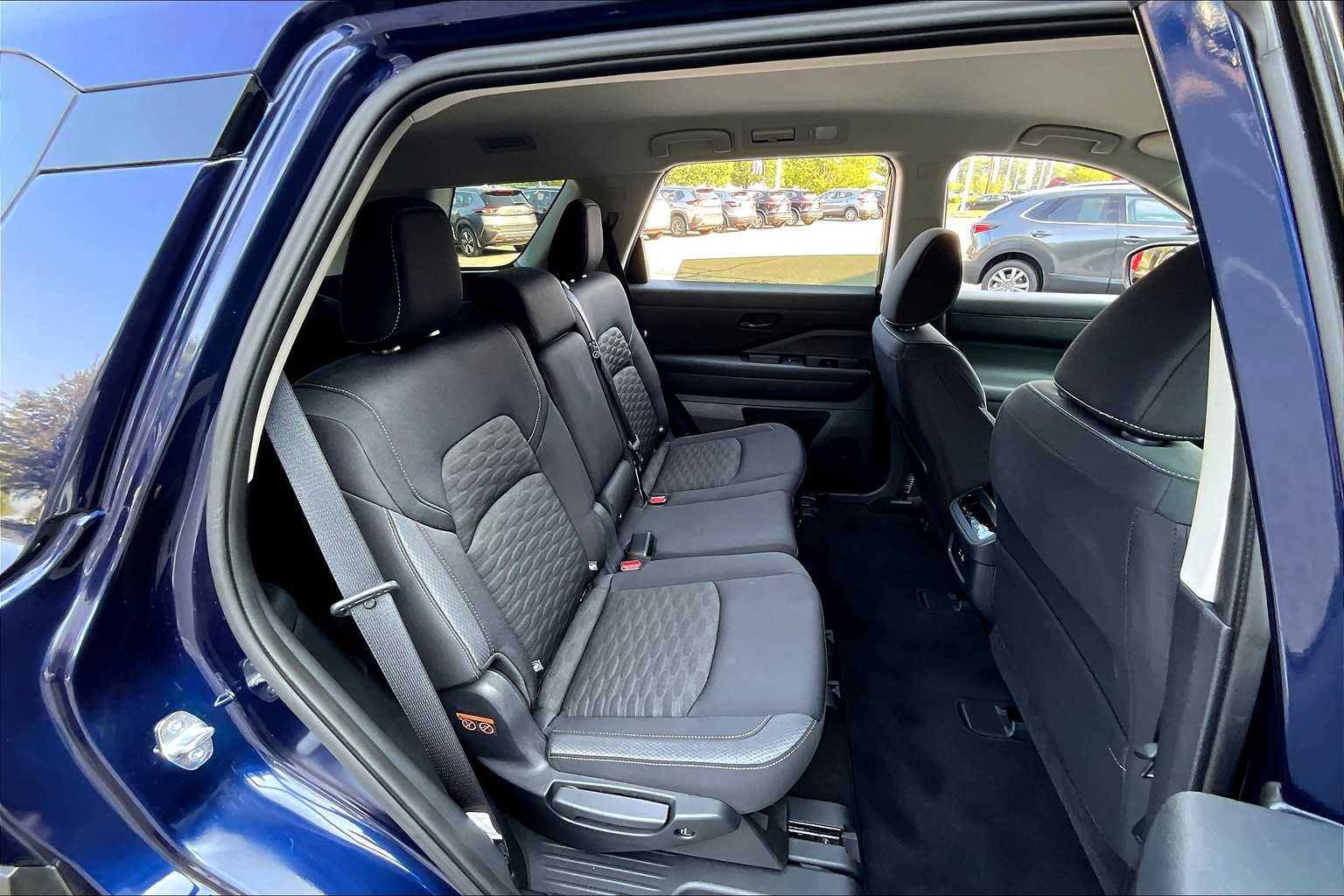 2023 Nissan Pathfinder SV - Photo 16