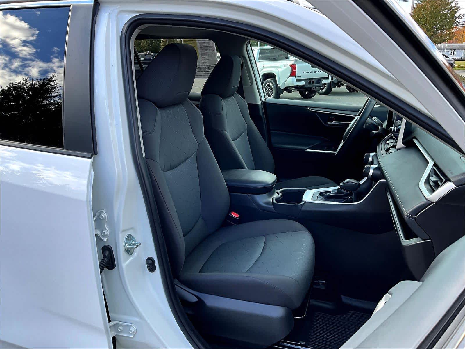 2023 Toyota RAV4 XLE - Photo 11