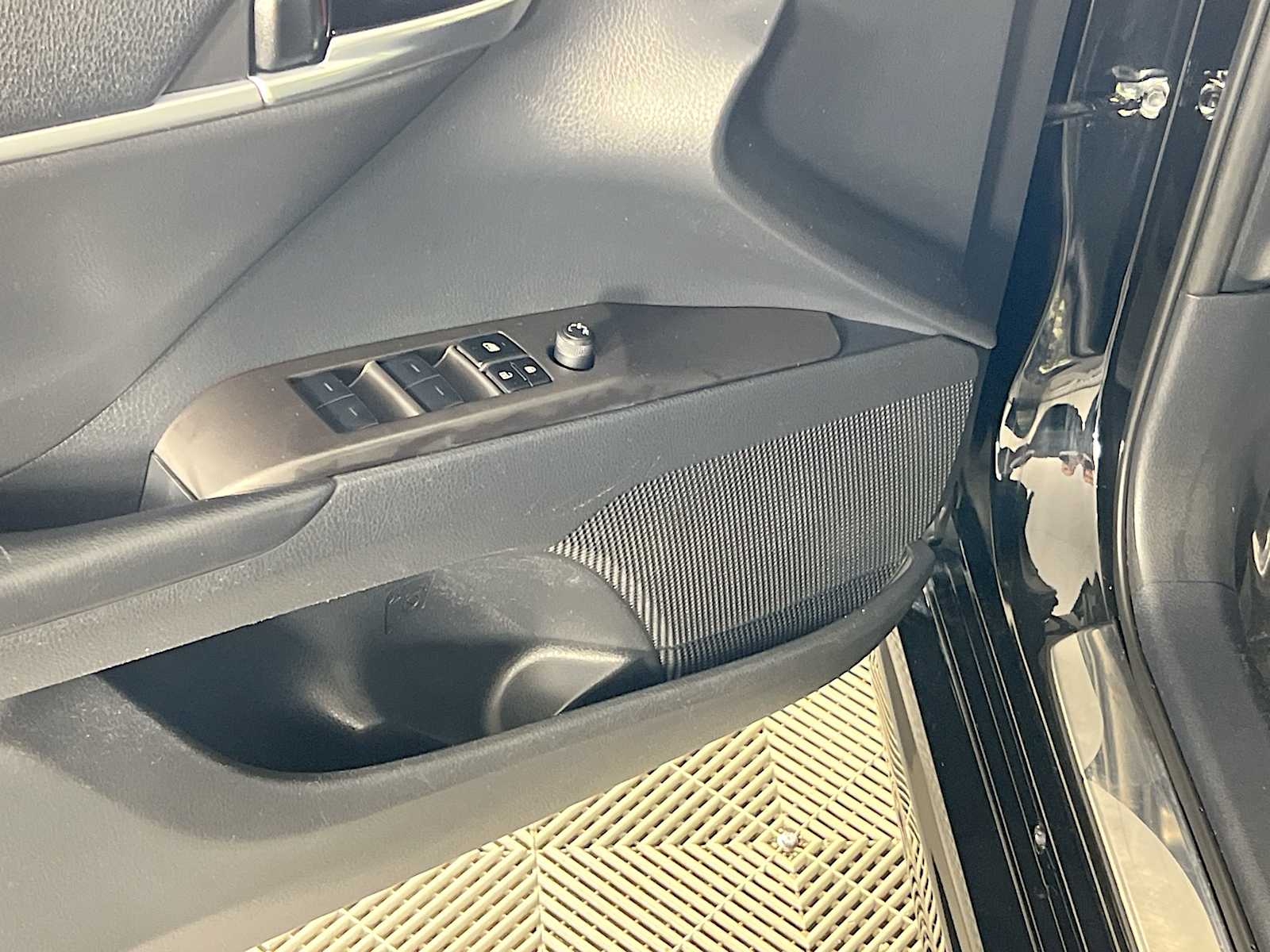 2023 Toyota Camry SE - Photo 18