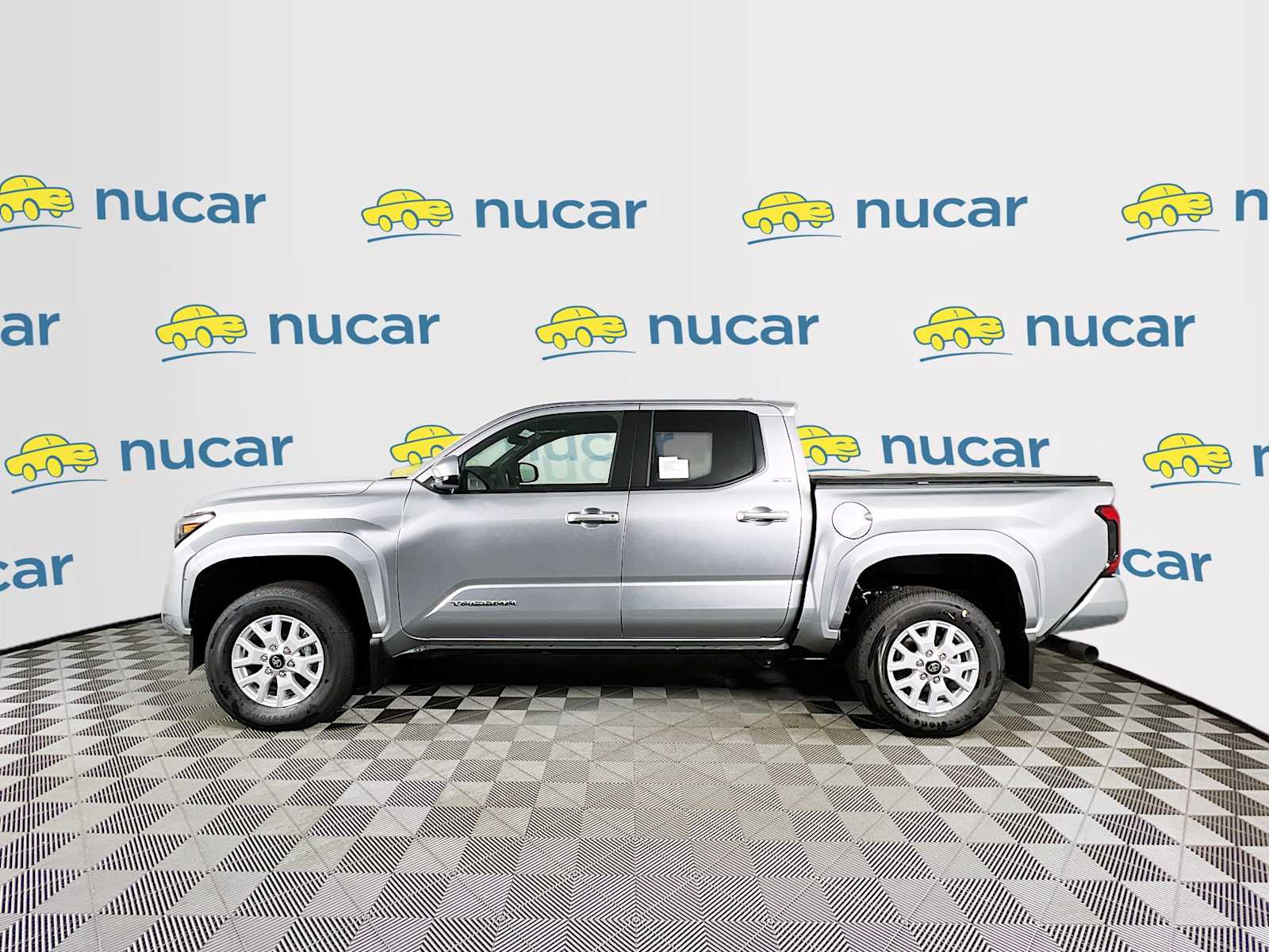 2025 Toyota Tacoma SR5 - Photo 3
