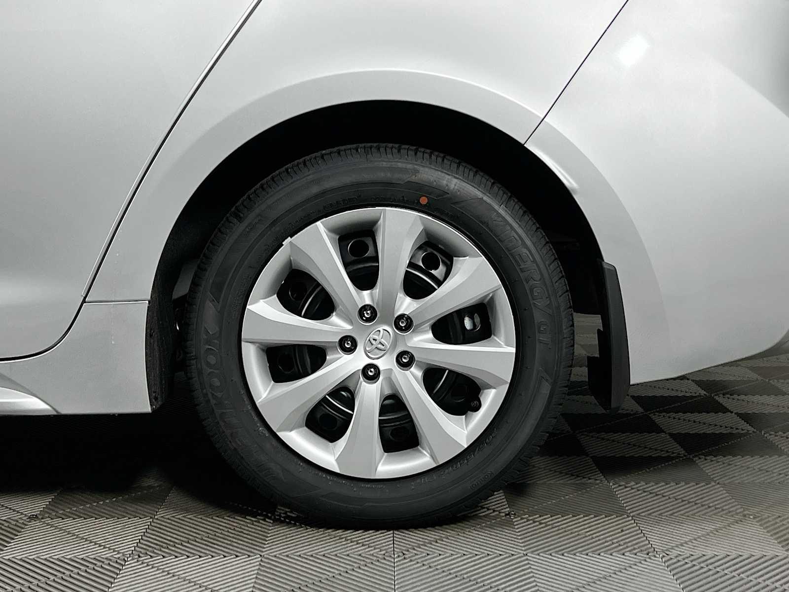 2025 Toyota Corolla LE - Photo 18
