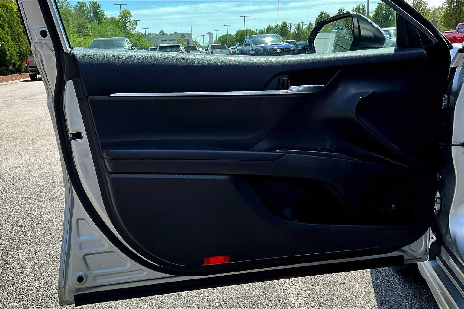 2023 Toyota Camry SE - Photo 9
