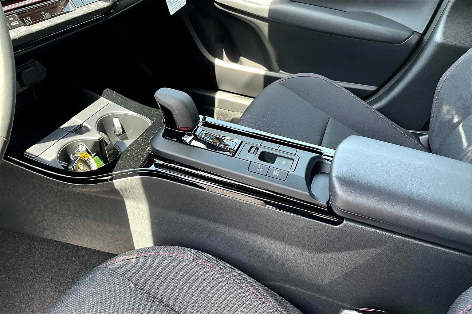 2025 Toyota Prius Plug-In Hybrid SE - Photo 14