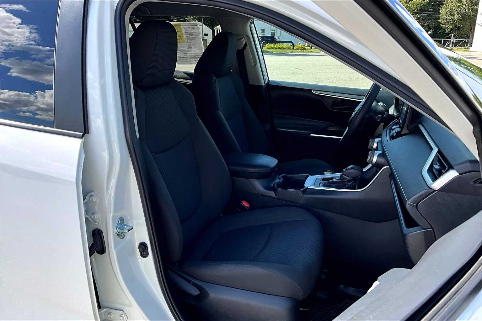 2022 Toyota RAV4 LE - Photo 11