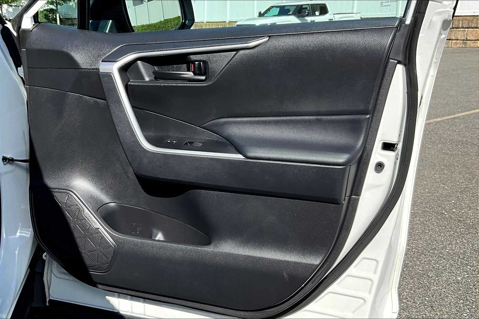 2022 Toyota RAV4 LE - Photo 12