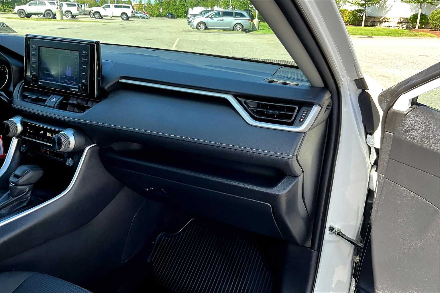 2022 Toyota RAV4 LE - Photo 13