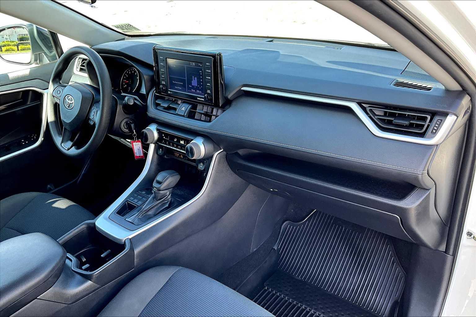 2022 Toyota RAV4 LE - Photo 14
