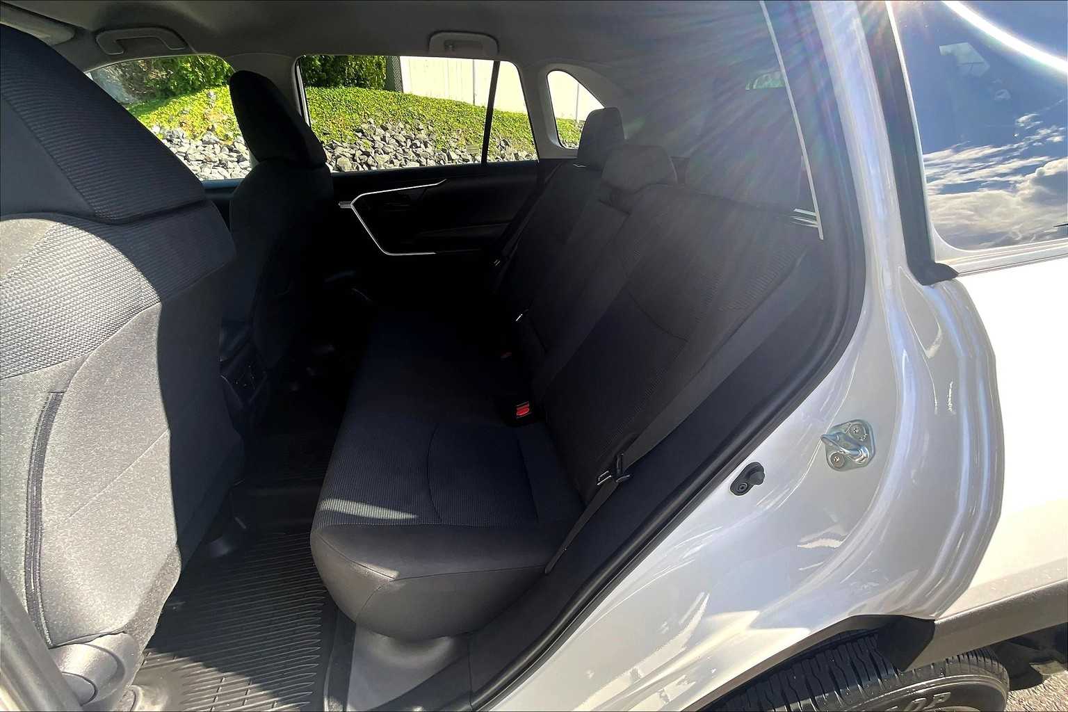 2022 Toyota RAV4 LE - Photo 15