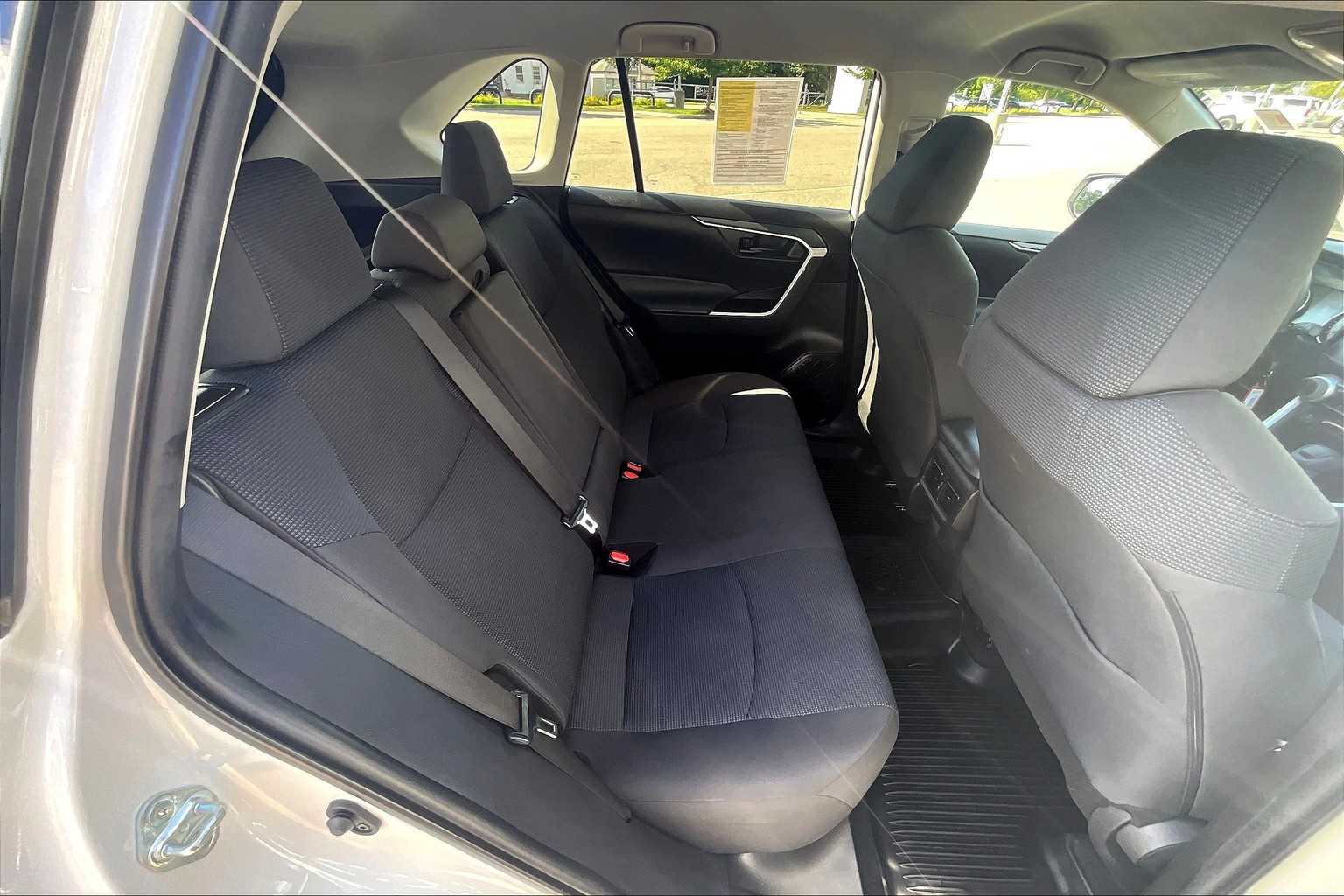 2022 Toyota RAV4 LE - Photo 16