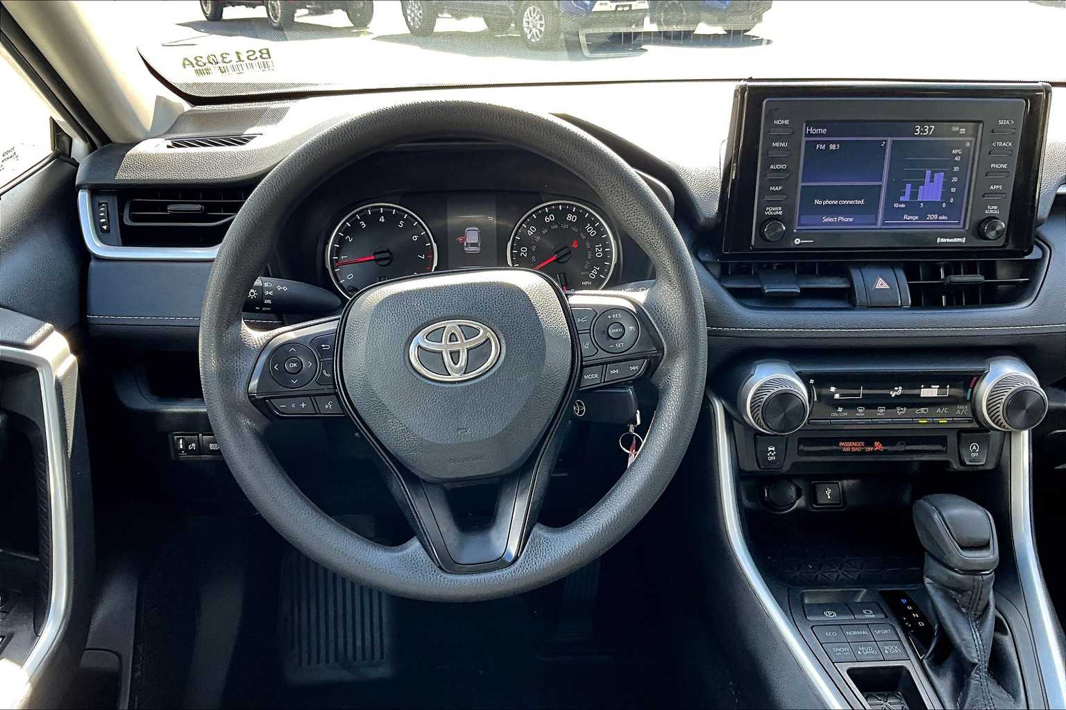 2022 Toyota RAV4 LE - Photo 17