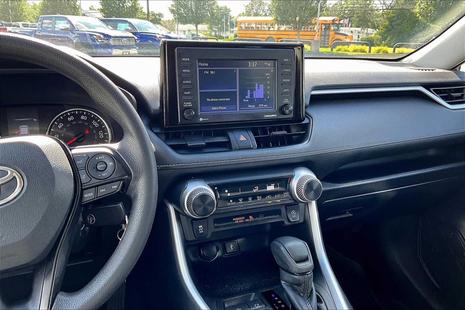 2022 Toyota RAV4 LE - Photo 18