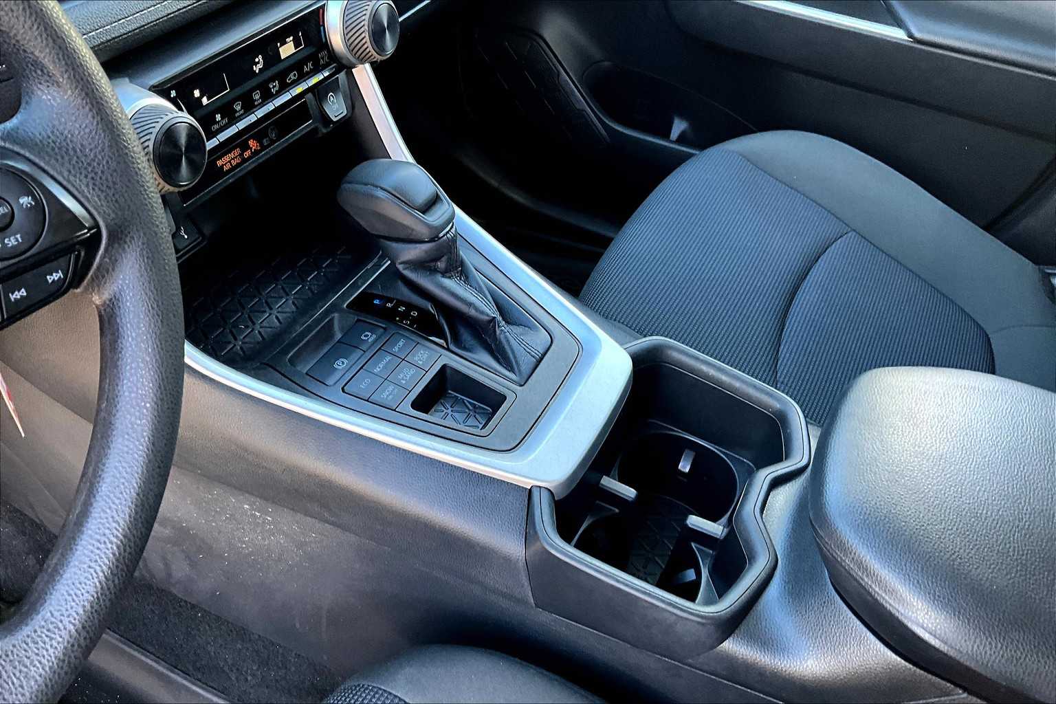 2022 Toyota RAV4 LE - Photo 20
