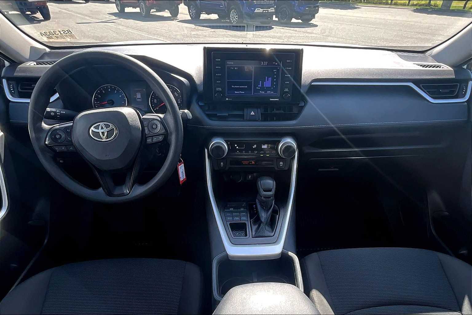 2022 Toyota RAV4 LE - Photo 21