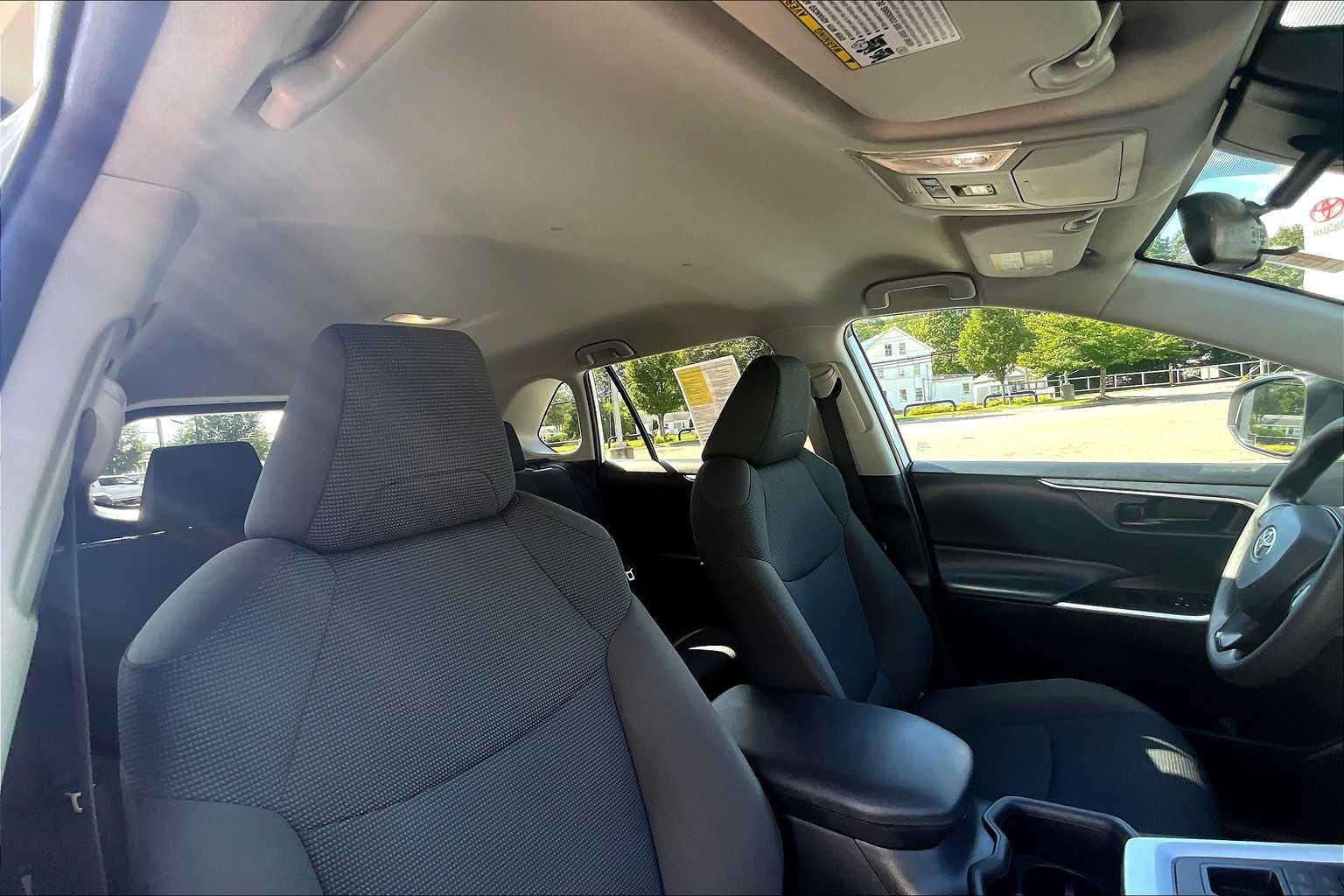 2022 Toyota RAV4 LE - Photo 22