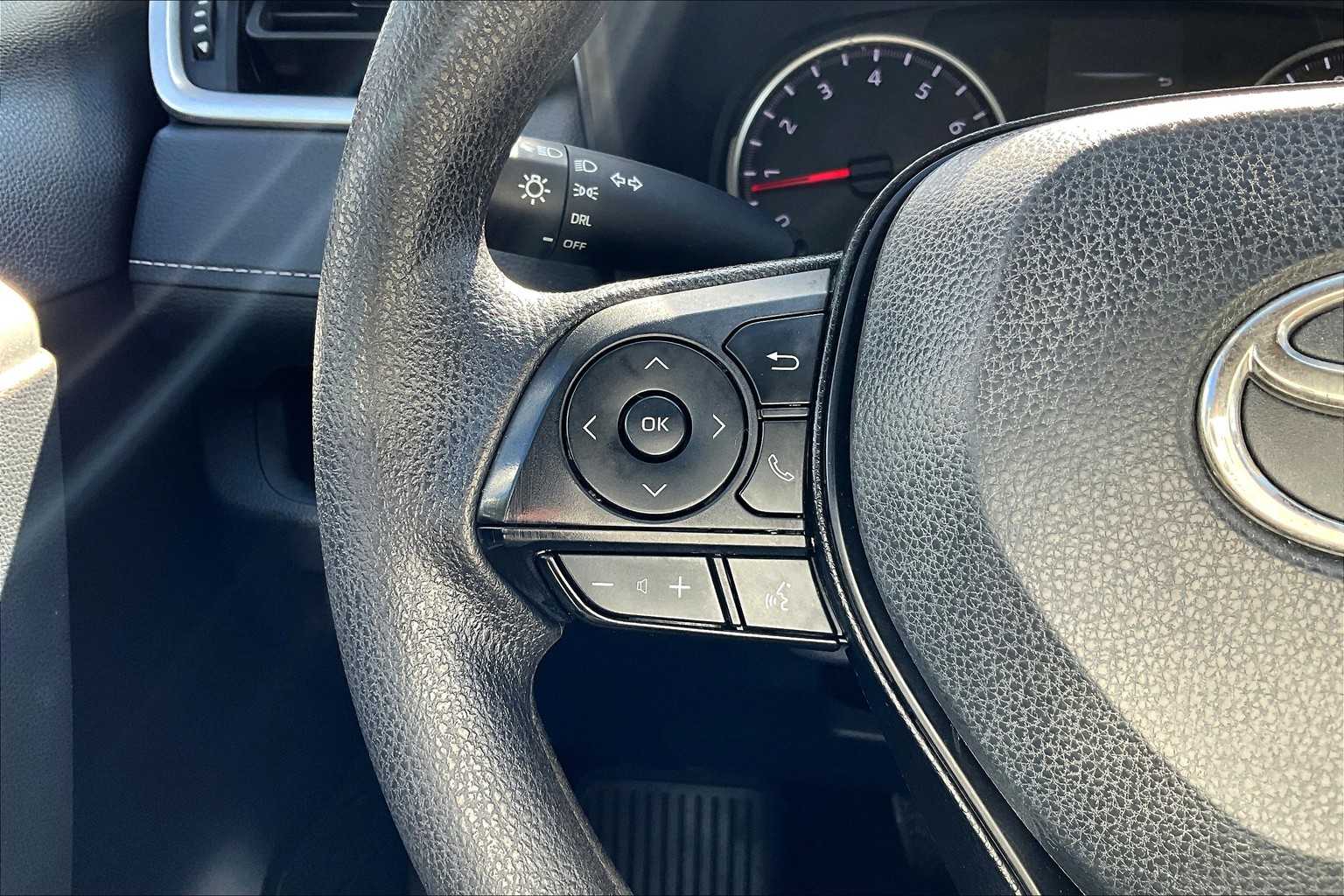 2022 Toyota RAV4 LE - Photo 23