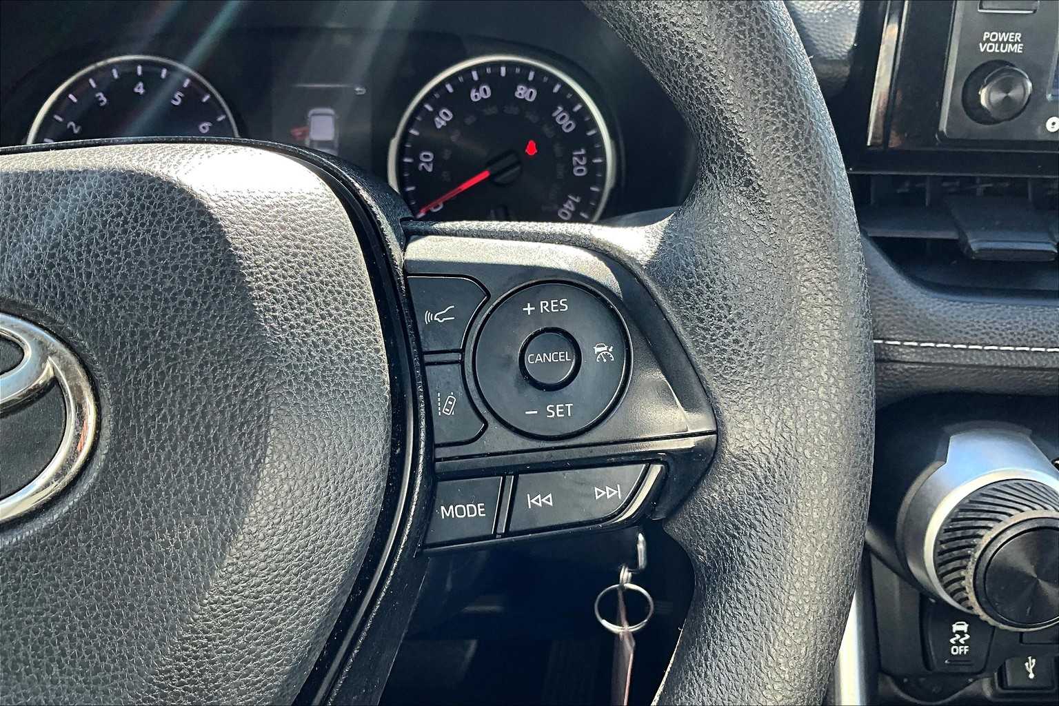 2022 Toyota RAV4 LE - Photo 24