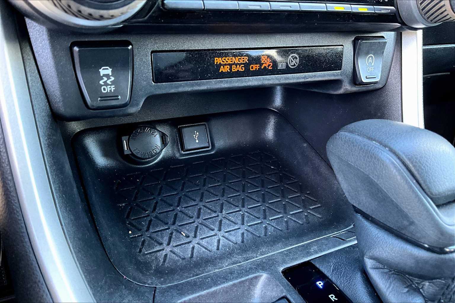 2022 Toyota RAV4 LE - Photo 27