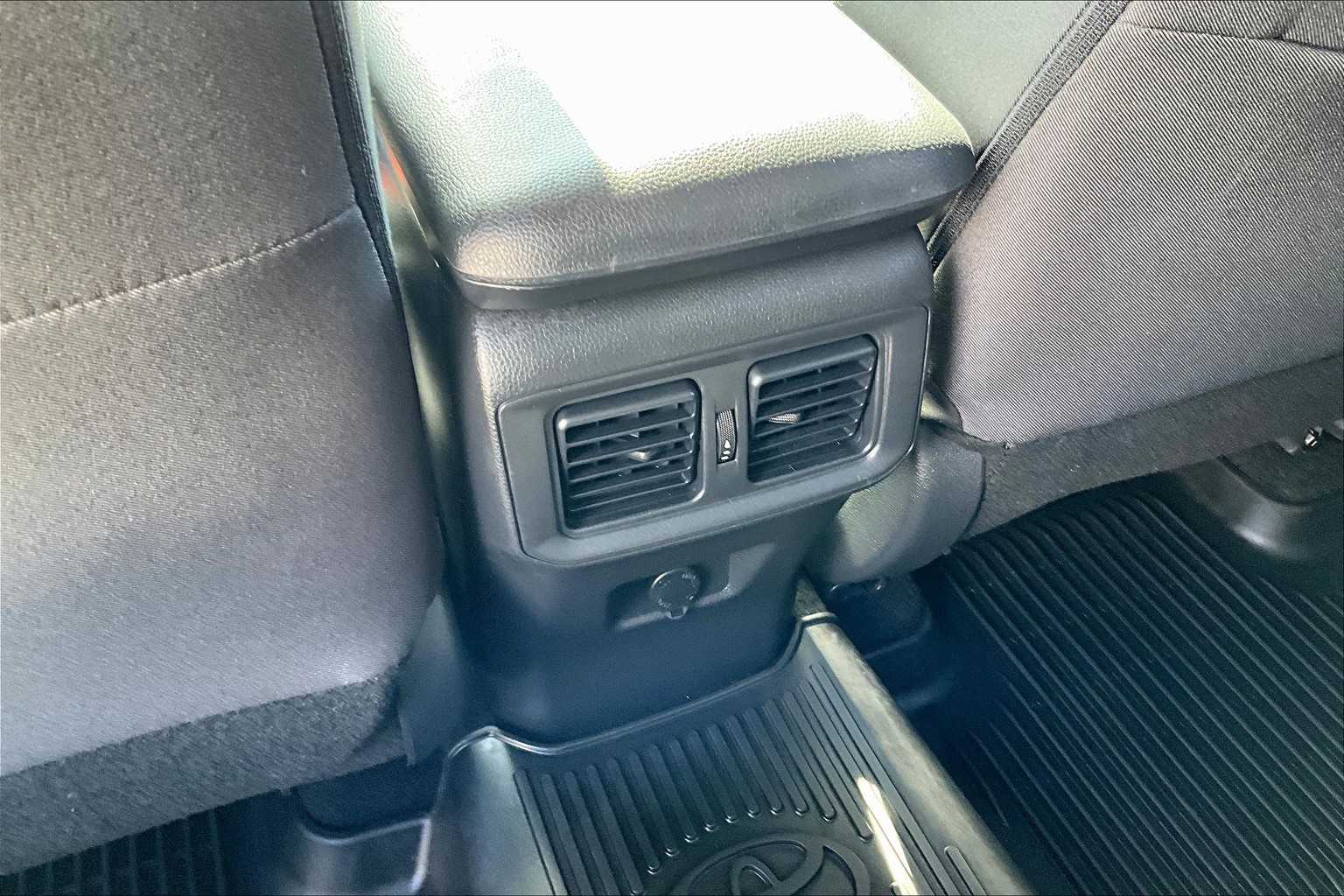 2022 Toyota RAV4 LE - Photo 28