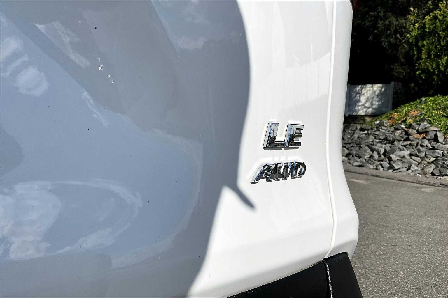 2022 Toyota RAV4 LE - Photo 29