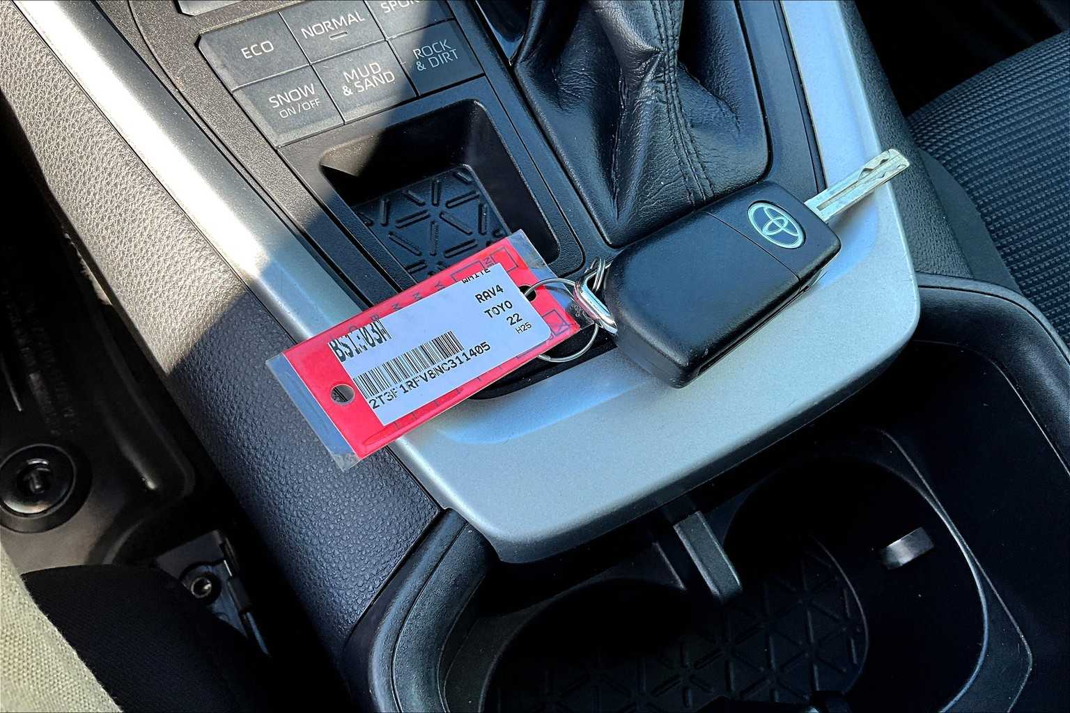 2022 Toyota RAV4 LE - Photo 31