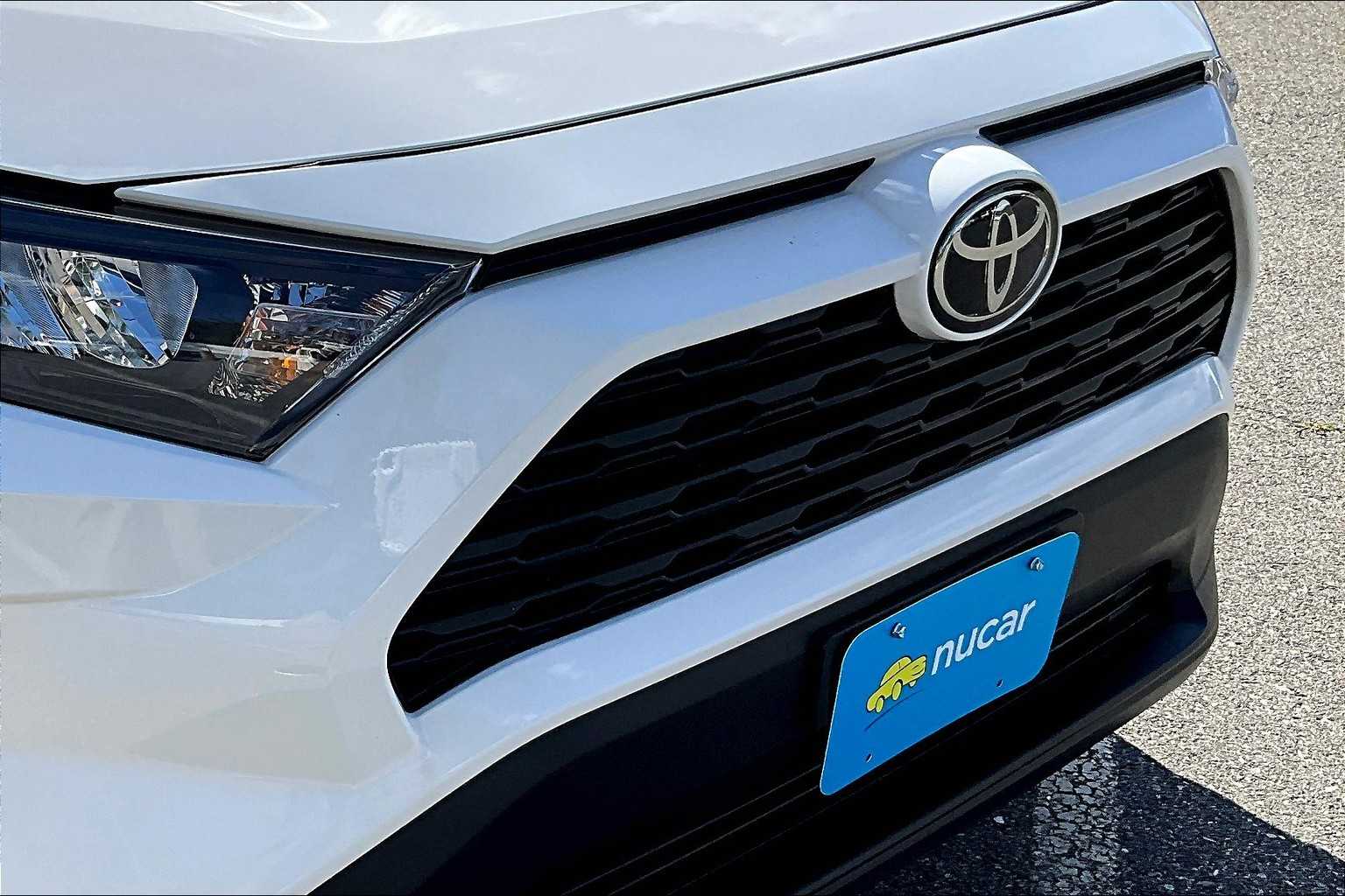 2022 Toyota RAV4 LE - Photo 32