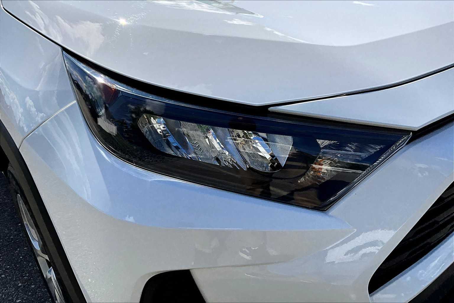 2022 Toyota RAV4 LE - Photo 33