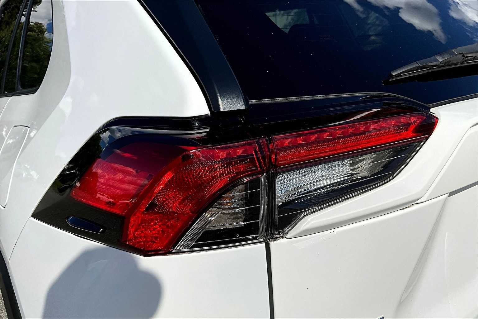 2022 Toyota RAV4 LE - Photo 34