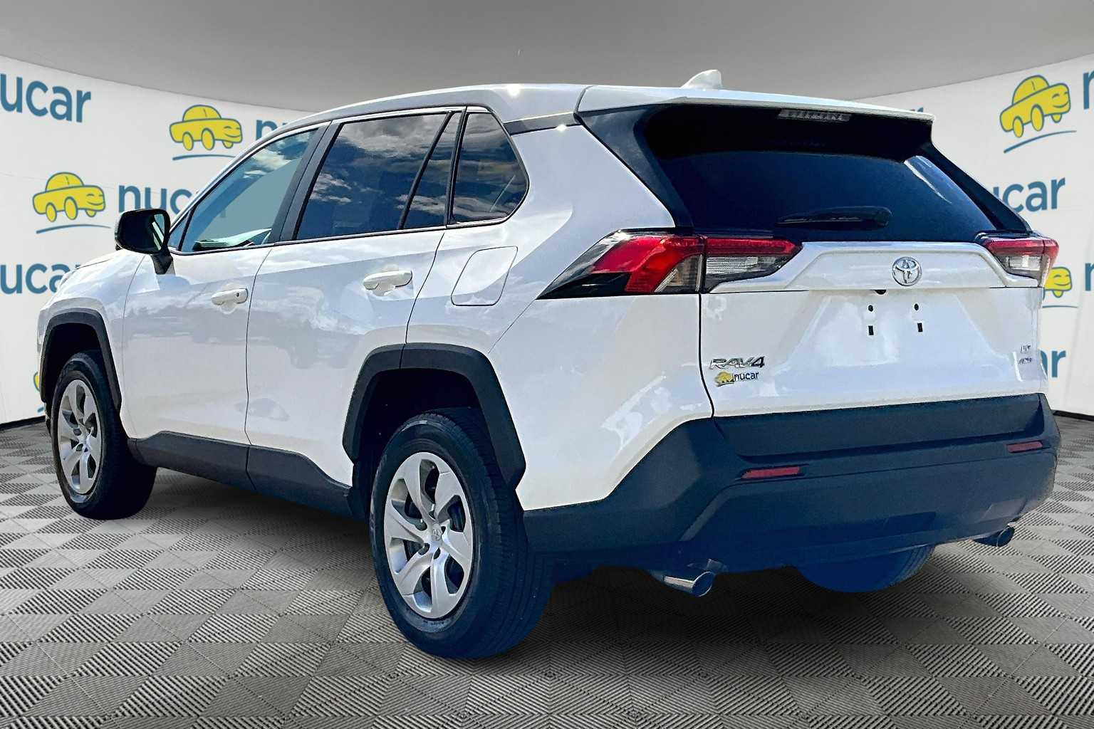 2022 Toyota RAV4 LE - Photo 4