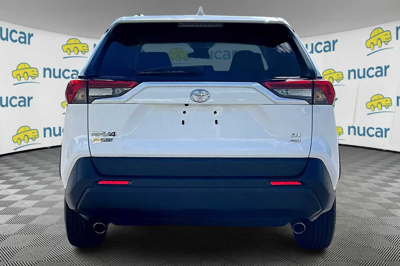 2022 Toyota RAV4 LE - Photo 5