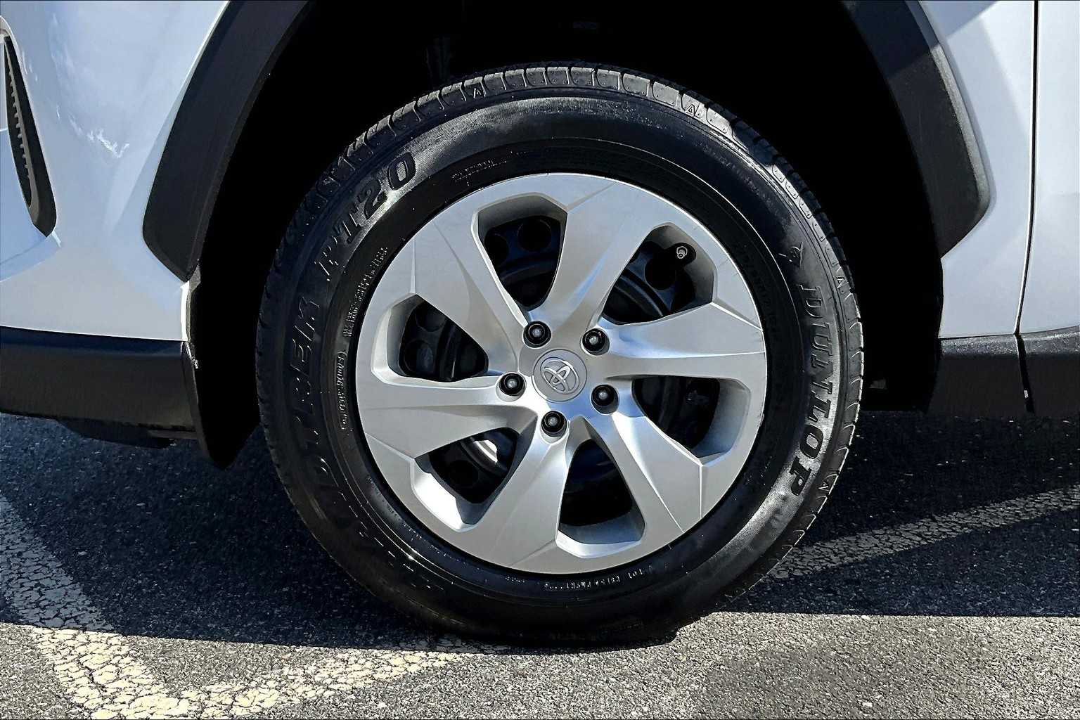 2022 Toyota RAV4 LE - Photo 7
