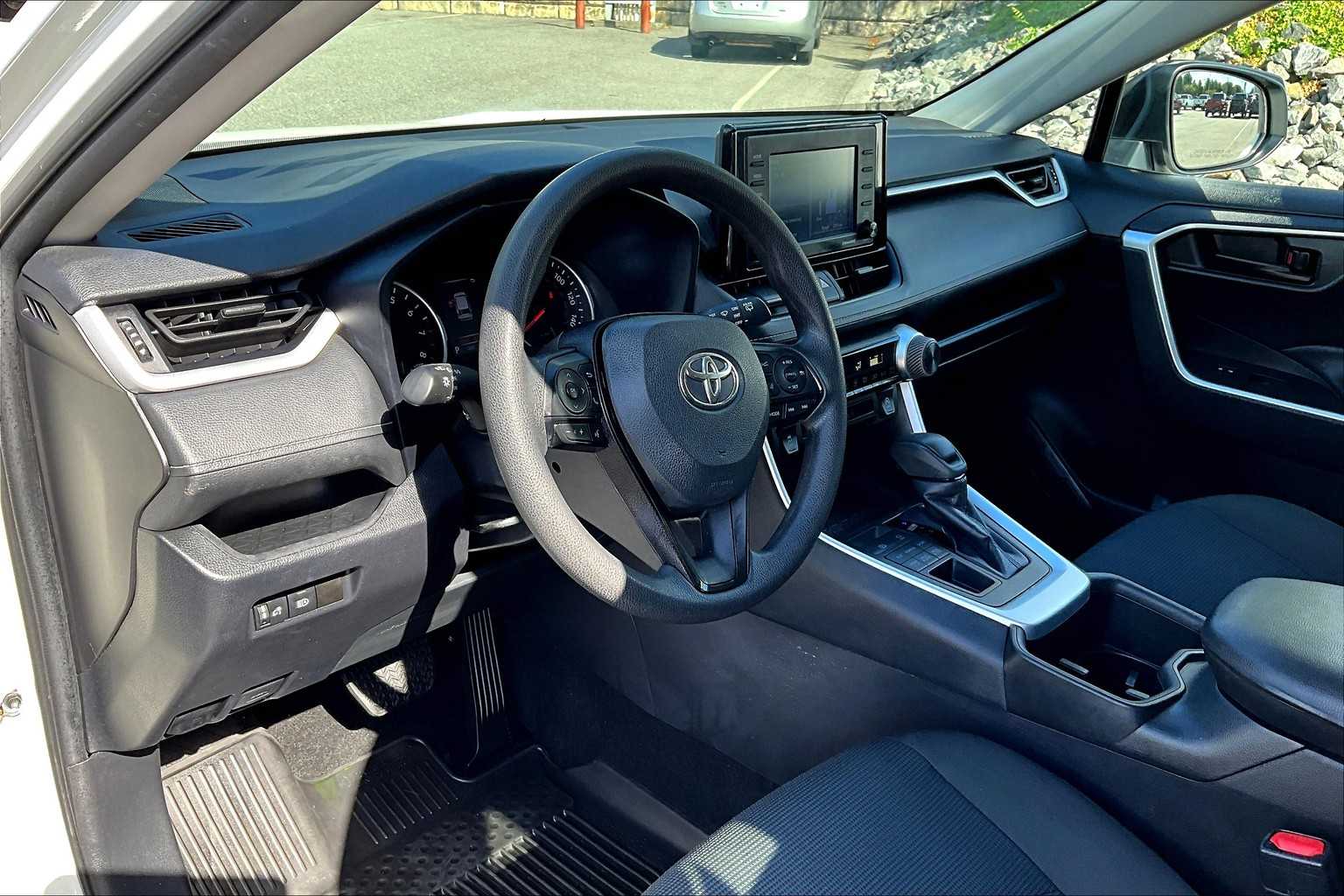 2022 Toyota RAV4 LE - Photo 8