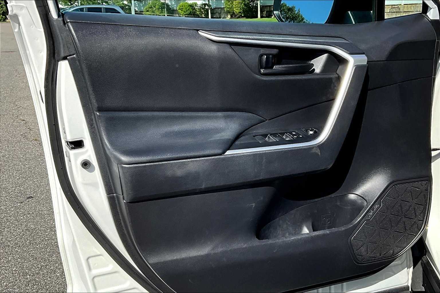 2022 Toyota RAV4 LE - Photo 9