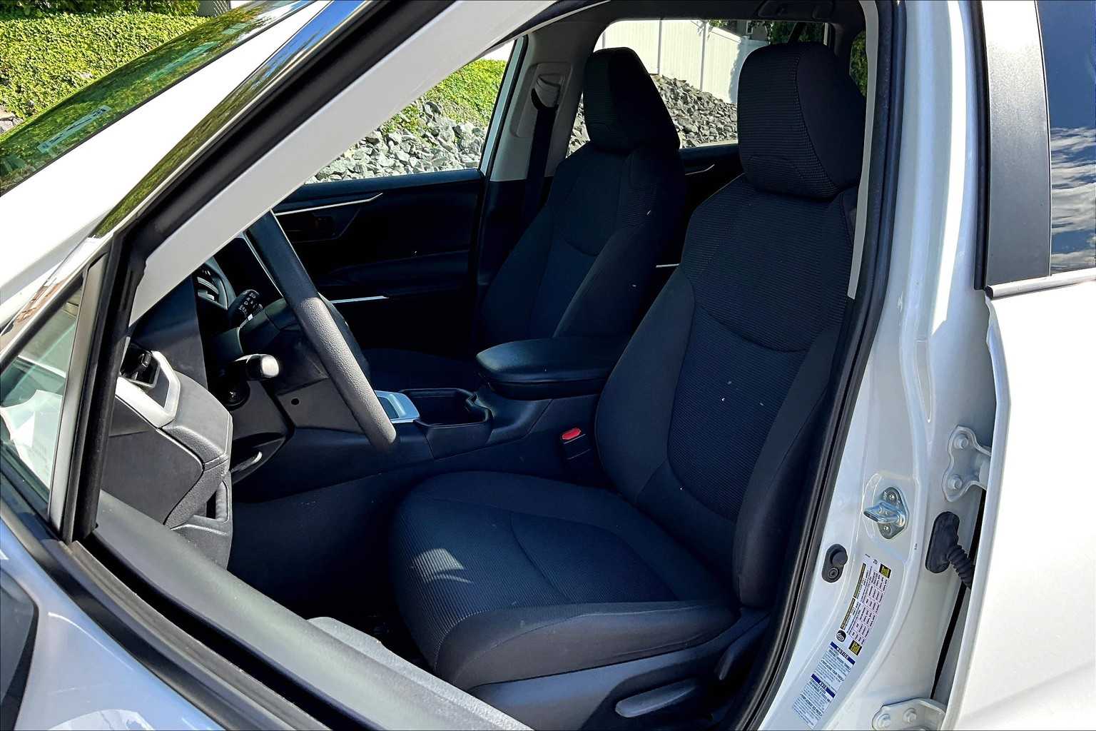2022 Toyota RAV4 LE - Photo 10