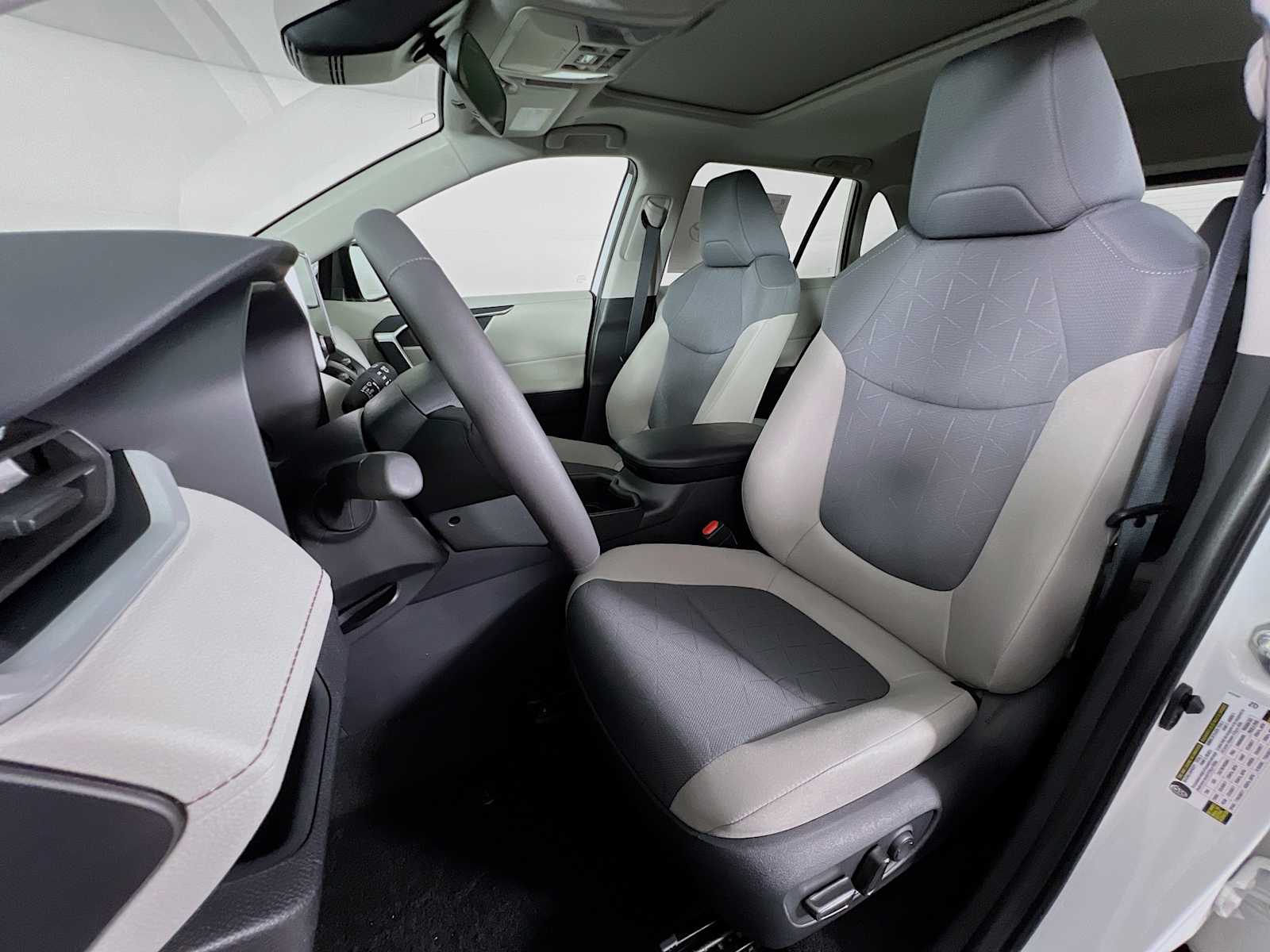 2025 Toyota RAV4 XLE - Photo 12