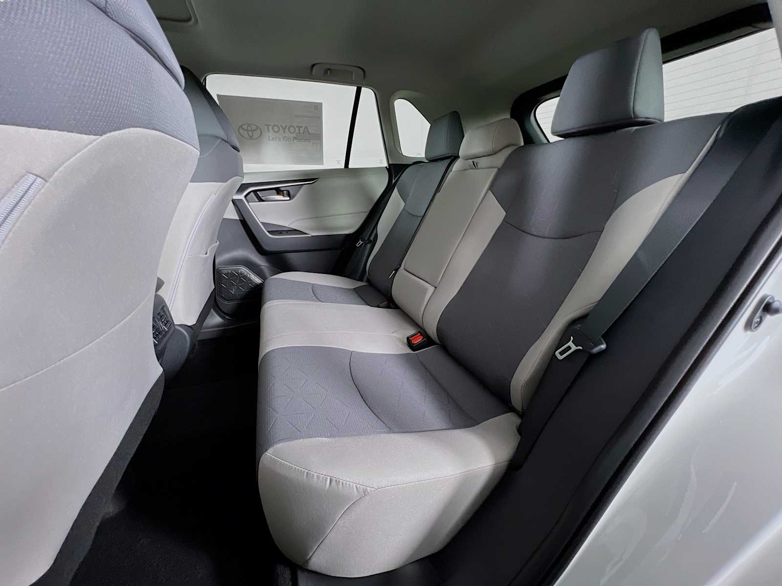 2025 Toyota RAV4 XLE - Photo 13