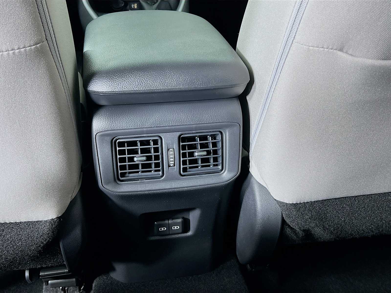 2025 Toyota RAV4 XLE - Photo 14