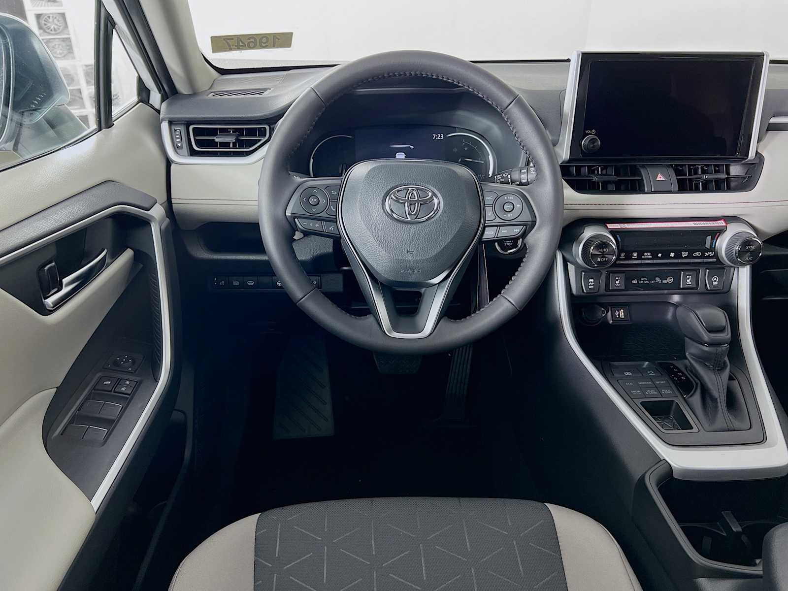 2025 Toyota RAV4 XLE - Photo 15