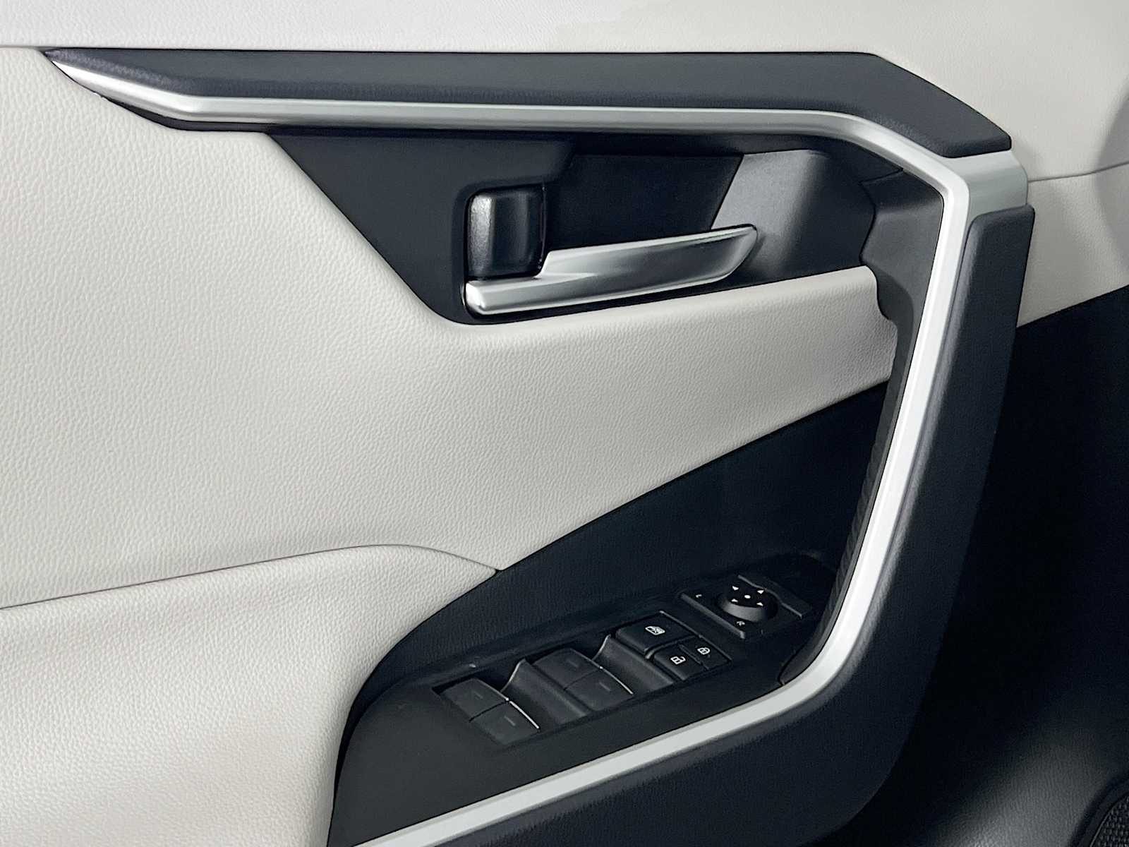 2025 Toyota RAV4 XLE - Photo 16