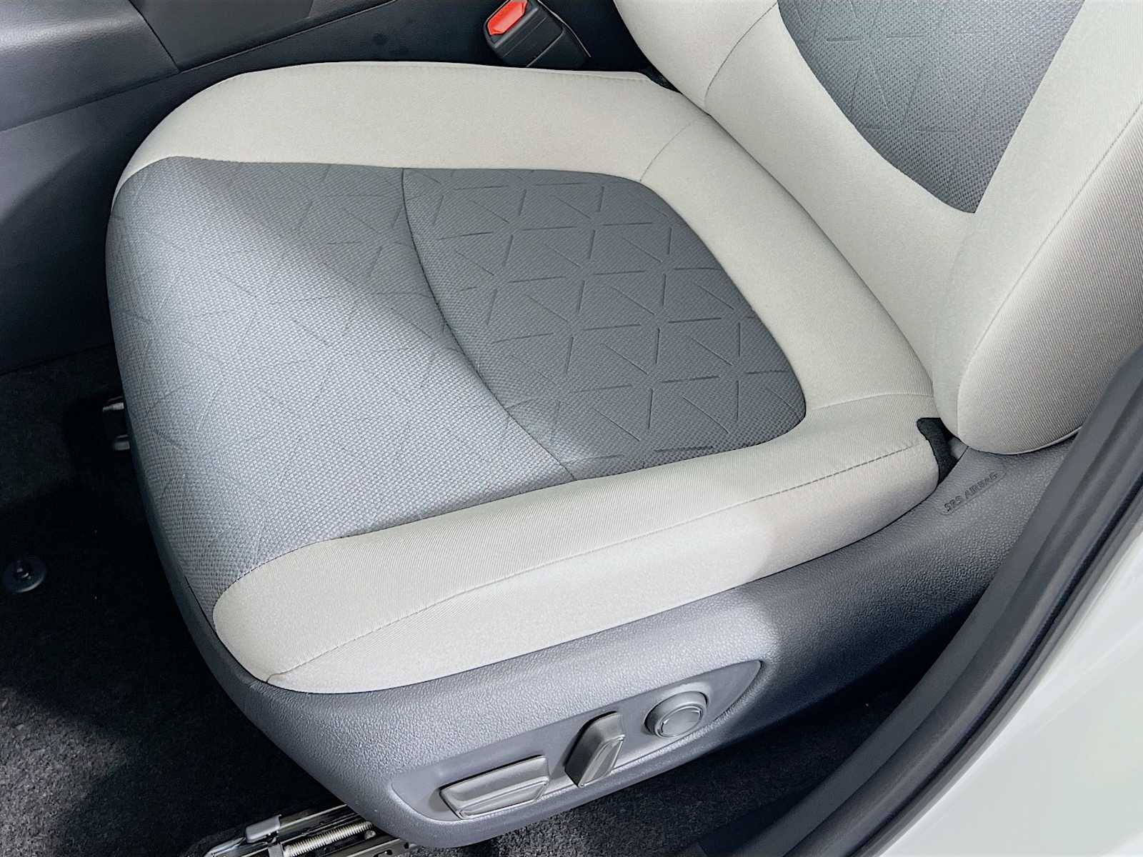 2025 Toyota RAV4 XLE - Photo 17