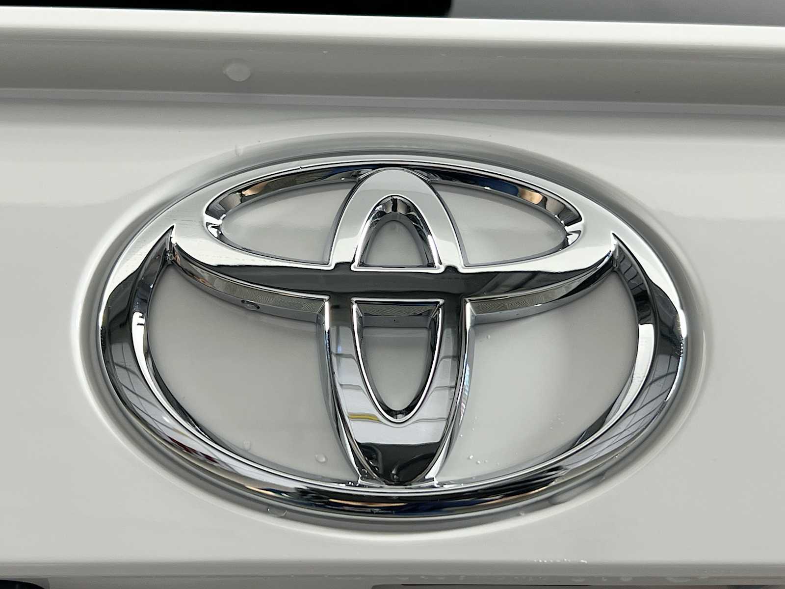 2025 Toyota RAV4 XLE - Photo 18