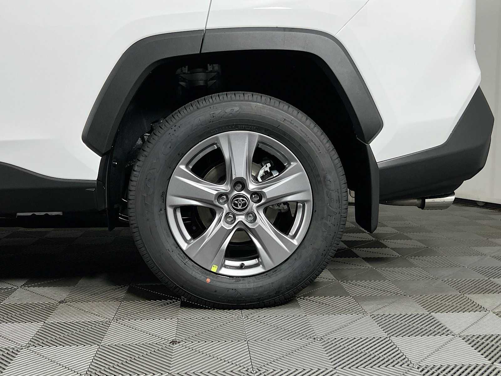 2025 Toyota RAV4 XLE - Photo 19