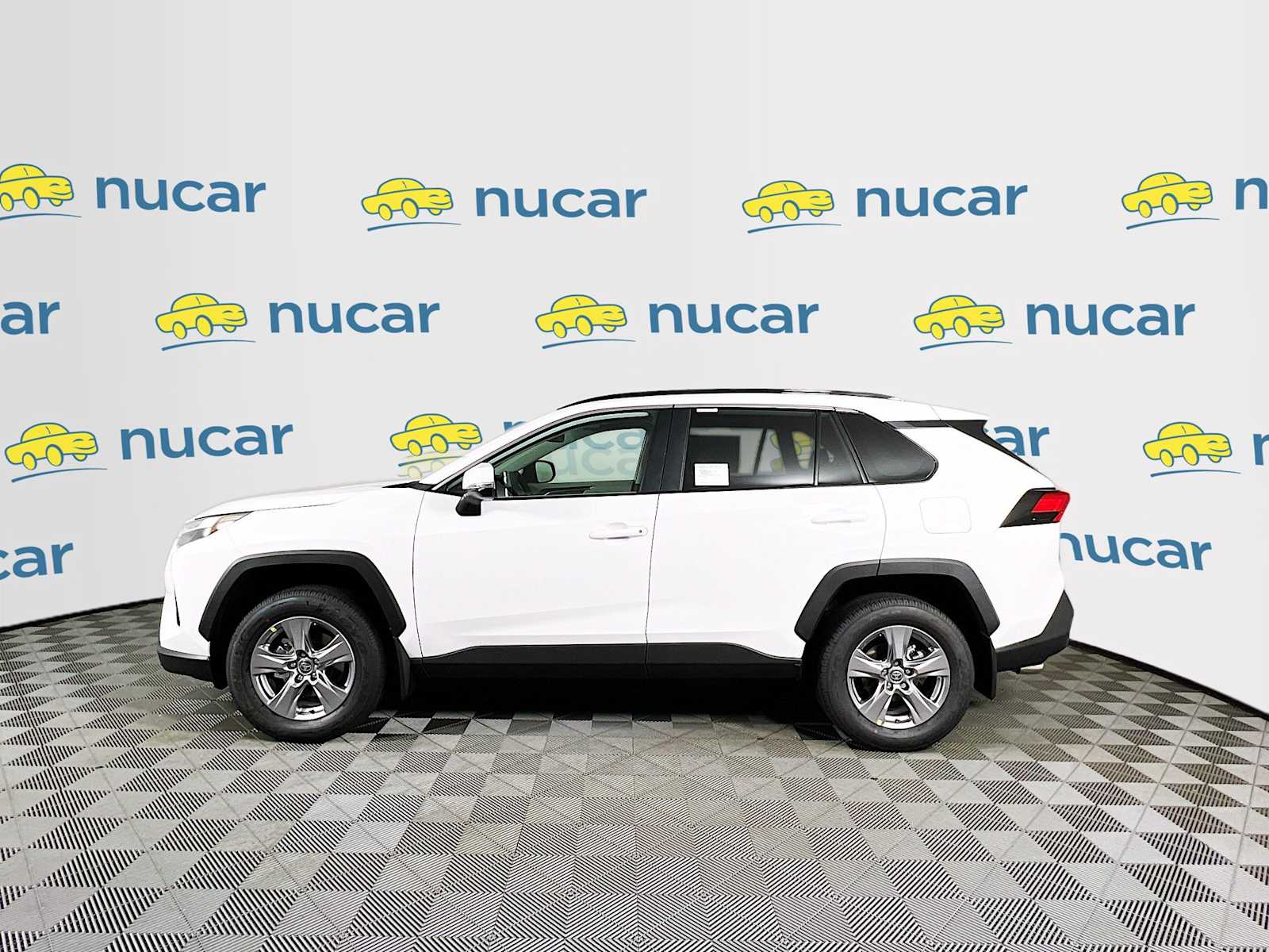 2025 Toyota RAV4 XLE - Photo 3