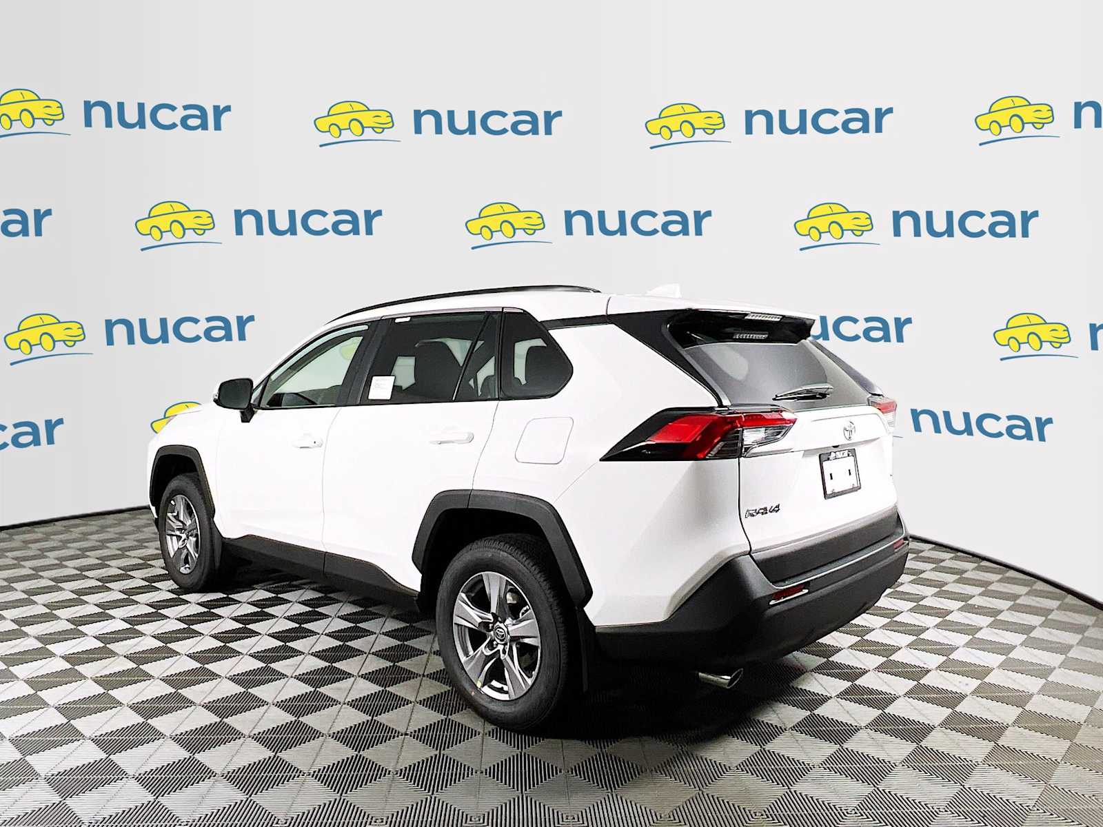 2025 Toyota RAV4 XLE - Photo 4